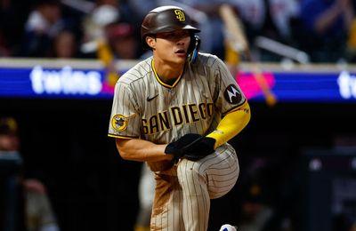 [MLB 뉴스] MLB 샌디에이고 김하성, 뒤늦게 ‘황금장갑’ 트로피 전달받아
